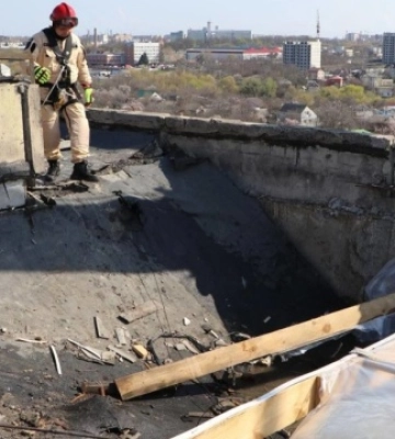 У Полтаві демонтують пошкоджені обстрілом конструкції багатоповерхівки