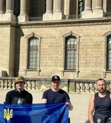Ветерани зі Львова здолали Паризький марафон на кріслах колісних