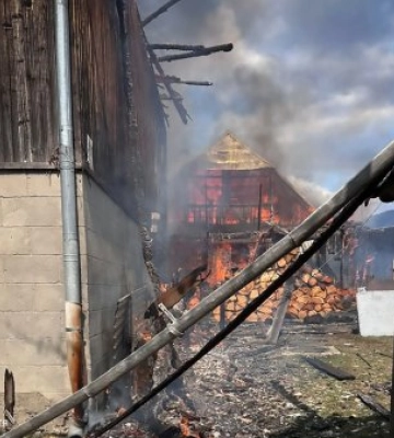 Масштабна пожежа на Хустщині: у селі Синевир вогонь знищив господарські споруди