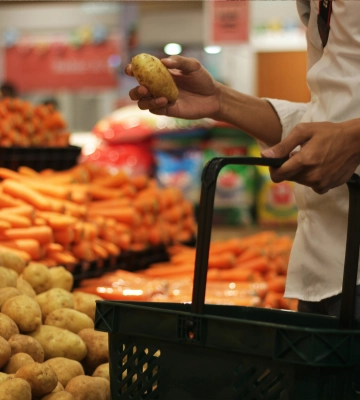 ПДВ на продукти можуть знизити до 14% через подорожчання пального — нардеп