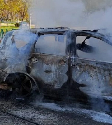 У Херсоні російський дрон влучив у легковий автомобіль: постраждали двоє людей. ФОТОрепортаж