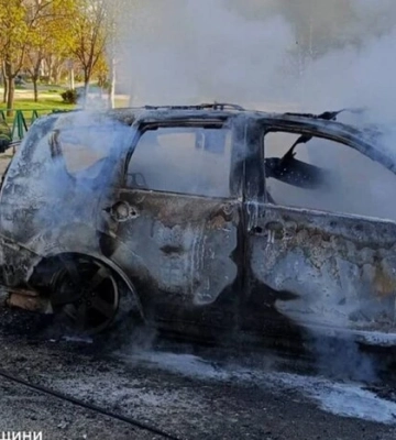 У Херсоні російський дрон влучив у легковий автомобіль: постраждали двоє людей. ФОТОрепортаж