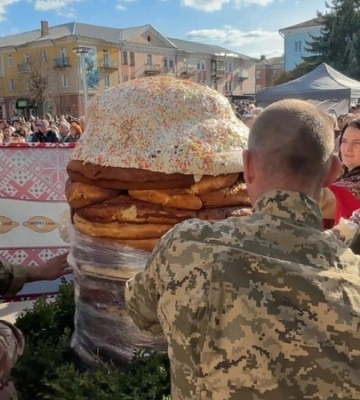 Метр у висоту та 200 кг ваги: на Волині спекли рекордну паску 