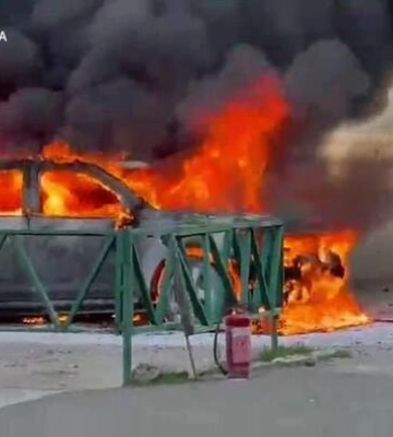 У Херсоні російський дрон влучив у легковий автомобіль: постраждали двоє людей. ФОТОрепортаж
