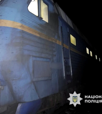На Київщині літня жінка трагічно загинула під колесами потягу