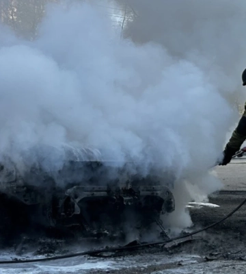 У Херсоні російський дрон влучив у легковий автомобіль: постраждали двоє людей. ФОТОрепортаж