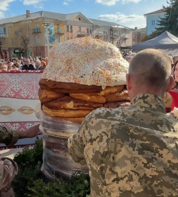 На Волыни испекли рекордную паску весом 200 кг и высотой 1 м. Видео