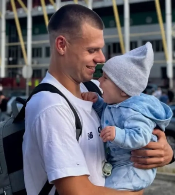 Чарівні. Дружина півзахисника Динамо показала зворушливі кадри чоловіка з їхнім сином