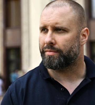 Харків: російський дрон влучив у багатоповерхівку, одна людина постраждала