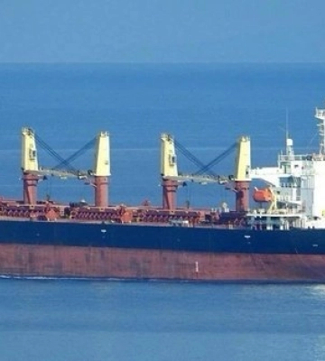Рашисти вдарили по цивільному судну та торговельному порту на Одещині. ФОТОрепортаж