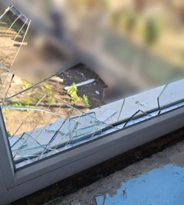 Росіяни вдарили по лікарні в Херсоні: постраждали четверо працівників. ФОТОрепортаж