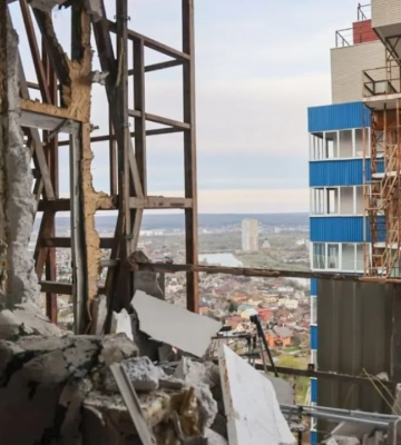 В Харькове дрон попал в многоэтажный дом: пострадала женщина, вспыхнул пожар. ФОТО