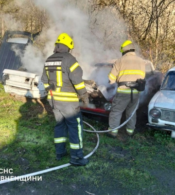 У Рівному загорівся легковик. Вогонь ледь не перекинувся на сусідні авто