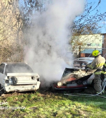 У Рівному загорівся легковик. Вогонь ледь не перекинувся на сусідні авто