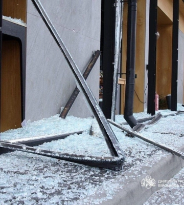 Рашисти вдарили по Дніпру: 5 поранених, здійнялася пожежа