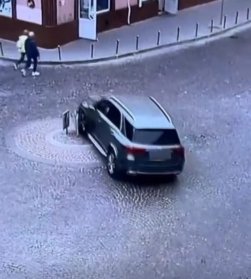 У Мукачеві водій, який пошкодив кільце, відшкодує збитки
