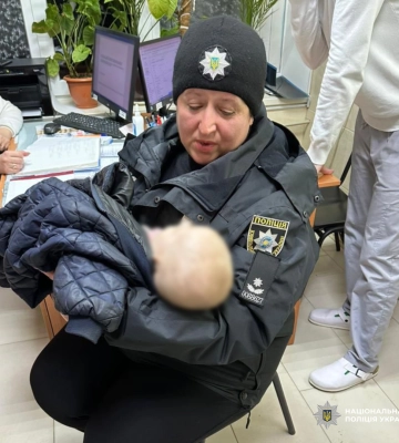 На Харківщині поліцейські вилучили недоглянуте немовля у непутящої матері