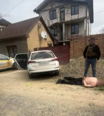 Викрадення серед білого дня і стрілянина: на Закарпатті затримали озброєного нападника