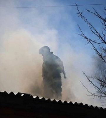 Окупанти вдарили по підприємству в Чернігові: горіли гаражі й адмінбудівля. ВIДЕО