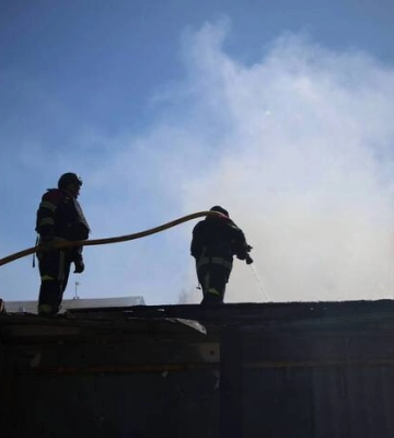 Рашисти вдарили по одному з підприємств Чернігова, спалахнула пожежа (, )