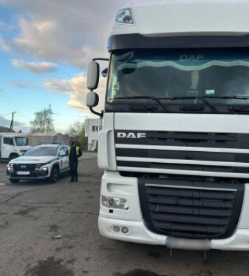 «Найдорожча втеча» на Закарпатті: водій вантажівки спробував оминути перевірку, але «потрапив» на 68 000 гривень