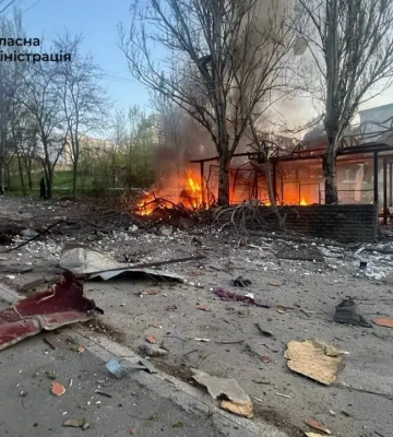 Под обстрелом остановились автобусная остановка, автостоянка и предприятие: оккупанты атаковали Запорожье, погибла женщина