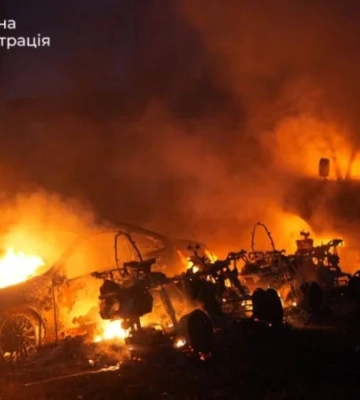 Россия ударила по Запорожью: погибла женщина, горела автостоянка и повреждены жилые дома