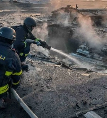 Наслідки атаки РФ на Київщину: спалахнула пожежа у будинку та на складі. ФОТОрепортаж
