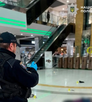 У київському ТЦ загинув чоловік: він упав з п'ятого поверху