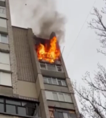У Херсоні внаслідок російської атаки горить квартира. ВІДЕО