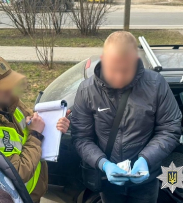 На Хмельниччині затримали ділків, які за гроші обіцяли зняти військовозобов'язаного з «розшуку»