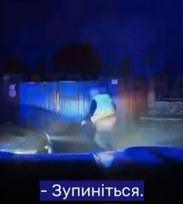 У Києві водій наїхав на патрульного і вдарив два авто: поліціянти застосували зброю — відео