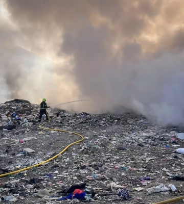 У Тячеві вогнеборці ліквідували пожежу на сміттєзвалищі