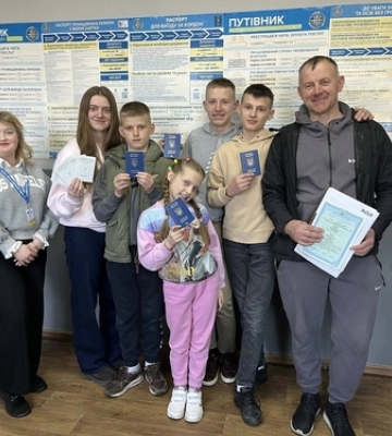 Родина з Волині 20 років вирощує огірки у теплиці