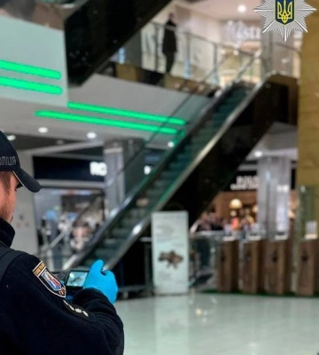 У Києві в ТРЦ Gulliver чоловік упав з п’ятого поверху, він не вижив — поліція