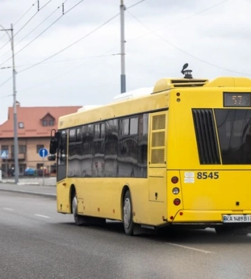 У Києві у поминальні дні з 19 до 22 квітня, організують додатковий транспорт до кладовищ: список