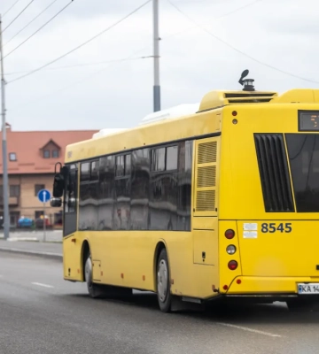 У Києві у поминальні дні з 19 до 22 квітня, організують додатковий транспорт до кладовищ: список
