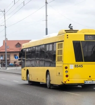 У Києві у поминальні дні з 19 до 22 квітня, організують додатковий транспорт до кладовищ: список