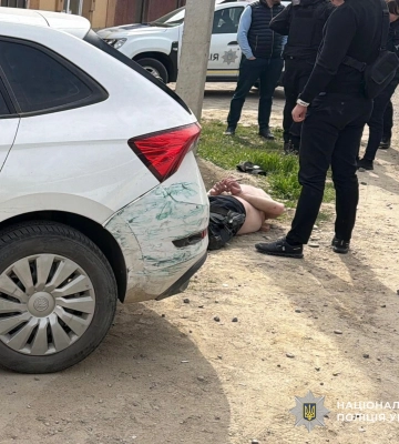 Повідомлено про підозру чоловіку, який викрав жінку з дитиною та стріляв у правоохоронців