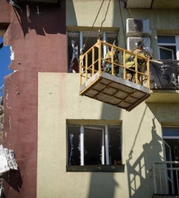 Росіяни вдарили по дев’ятиповерхівці о Одесі: спалахнула пожежа