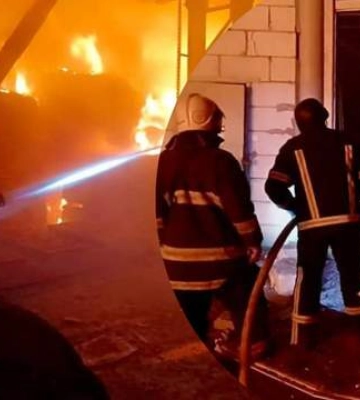 Окупанти влучили у підприємство на Київщині: спалахнула масштабна пожежа