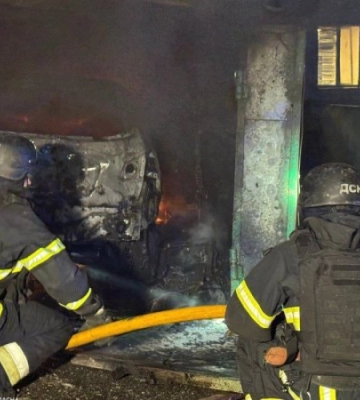 Головне за середу, 15 квітня: удар по девʼятиповерхівці в Одесі, понад 130 боєзіткнень, Зеленський в Італії