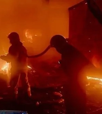 У Київській області горить склад після атаки РФ. ФОТО