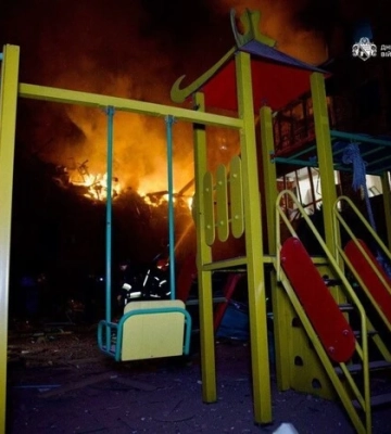 У Дніпрі після обстрілу численні пожежі, загинула людина 