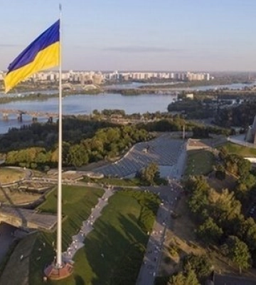 Ракетний удар по Києву: загинула жінка та дитина. 18 постраждалих, серед них медики