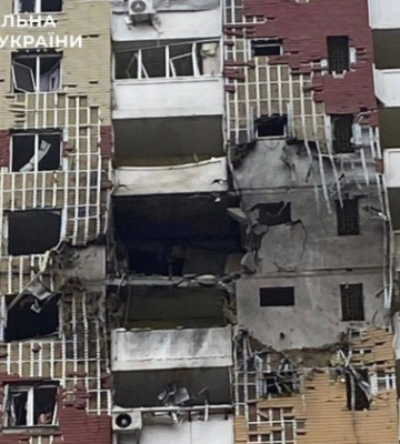 Пошкоджені багатоповерхівки, знищені авто – фото наслідків російського обстрілу Києва
