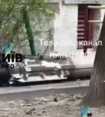 Уламок ракети впав під багатоповерхівкою у Києві (відео)