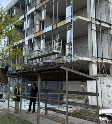 «Ночь была тяжелой». Во время сегодняшнего обстрела Киева пострадал объект SAGA Development — фото