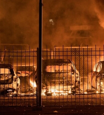 Удар по автосалонах на Степана Бандери: загинули двоє охоронців, знищено 60 машин (відео)