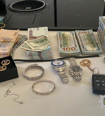 На Закарпатті затримали учасника кібергрупи, яка ошукала компанії з США та ЄС на 100 млн доларів